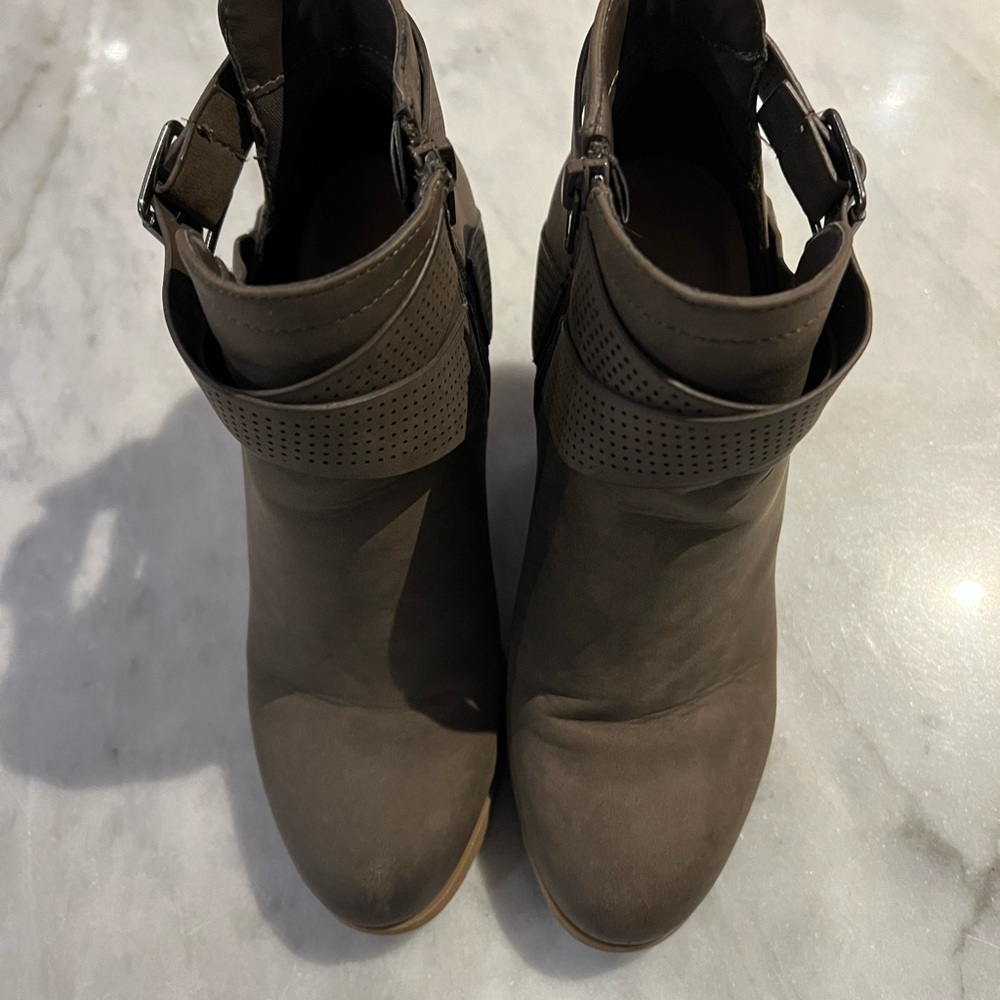 Spring heeled ankle boots - Picture 4 of 4
